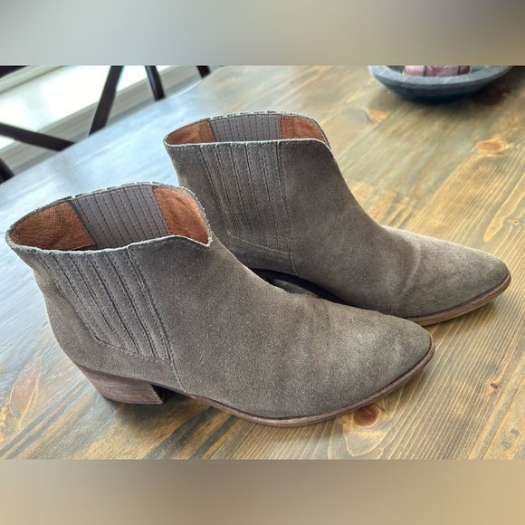 Madewell Women’s Taupe Suede Block Heel Booties Size 7 - Picture 1 of 8